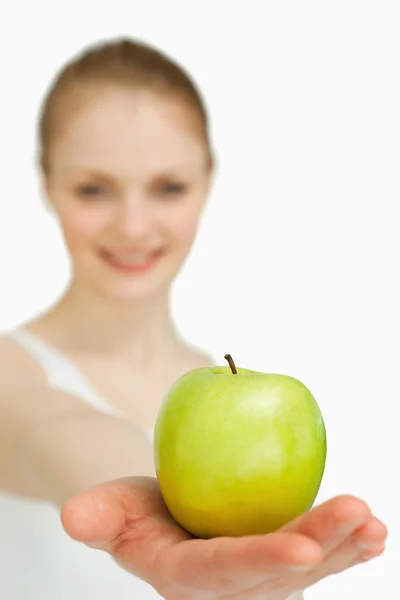 Nahaufnahme einer Frau, die einen Apfel präsentiert — Stockfoto