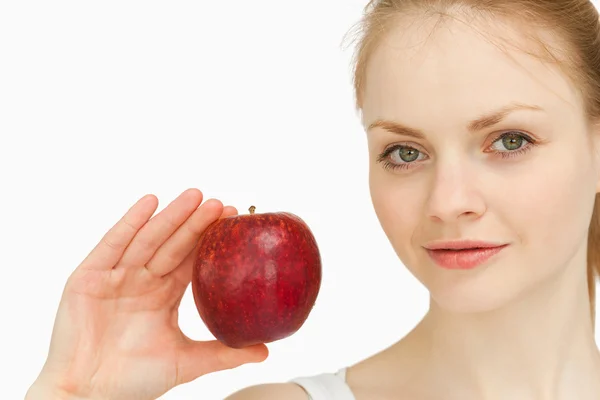 Jovem loira apresentando uma maçã — Fotografia de Stock