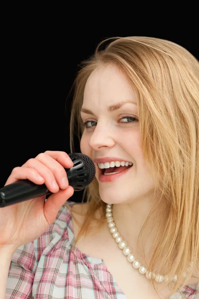 Blondhaarige Frau singt — Stockfoto