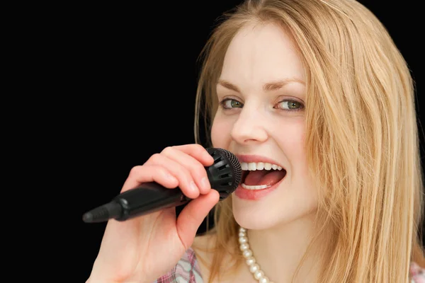Mladá blond vlasy žena zpívá — Stock fotografie