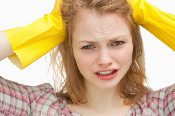 一个女人拉扯她的头发的关门 — 图库照片