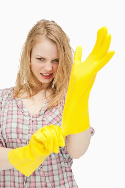 Woedend vrouw schoonmaak handschoenen — Stockfoto