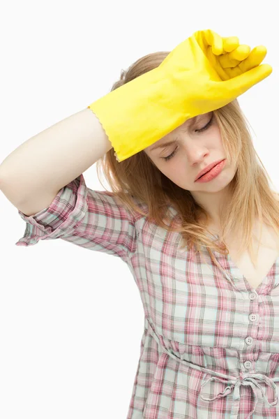 Mulher cansada vestindo cravo de limpeza — Fotografia de Stock