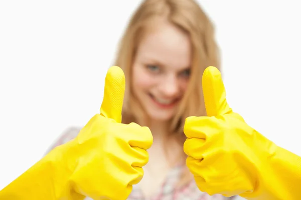 Mujer pulgares hacia arriba mientras usa guantes de limpieza —  Fotos de Stock