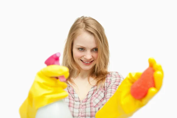 Mulher segurando produtos de limpeza — Fotografia de Stock