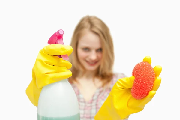 Mujer presentando productos de limpieza — Foto de Stock