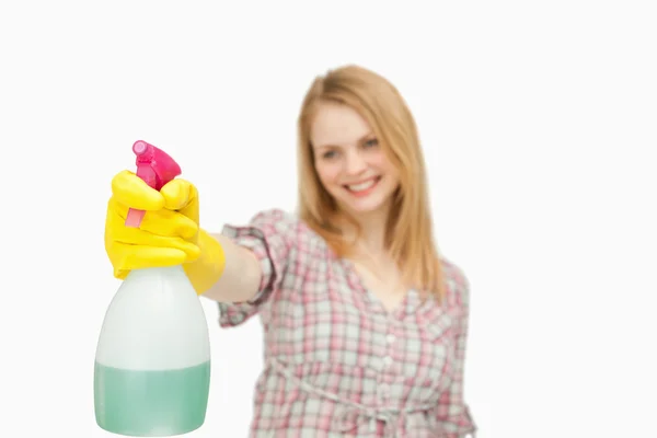 Mulher segurando um frasco de spray — Fotografia de Stock