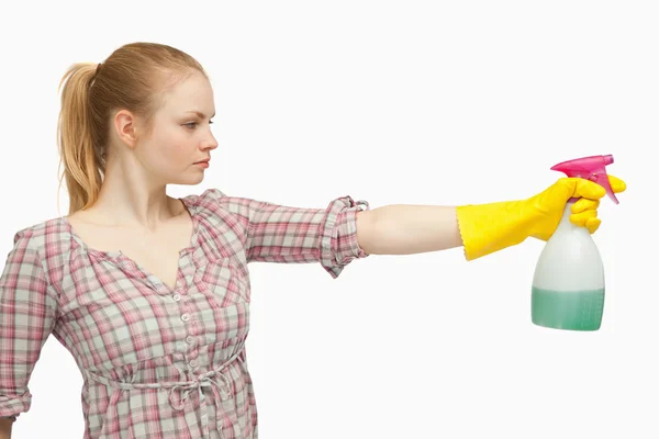 Donna gioiosa che tiene una bottiglia di spray — Foto Stock