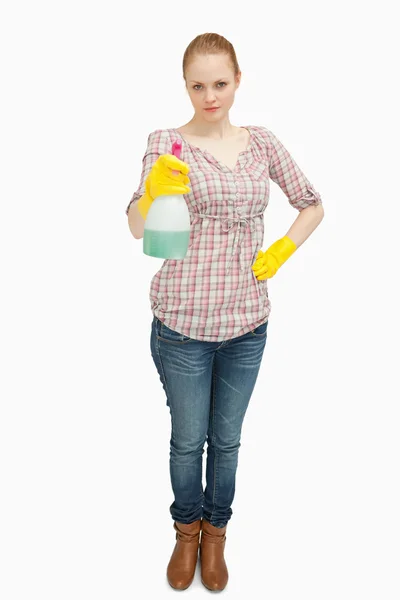 Woman standing while holding a spray bottle — Stock Photo, Image