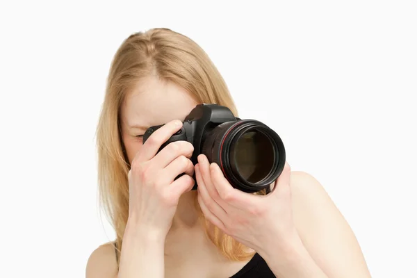 Женщина фотографирует с помощью однообъективной рефлекторной камеры — стоковое фото