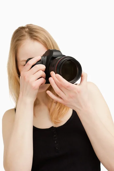 Mujer joven apuntando con una cámara — Foto de Stock