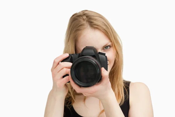 Fair μαλλιά γυναίκα με στόχο με μια φωτογραφική μηχανή — Φωτογραφία Αρχείου