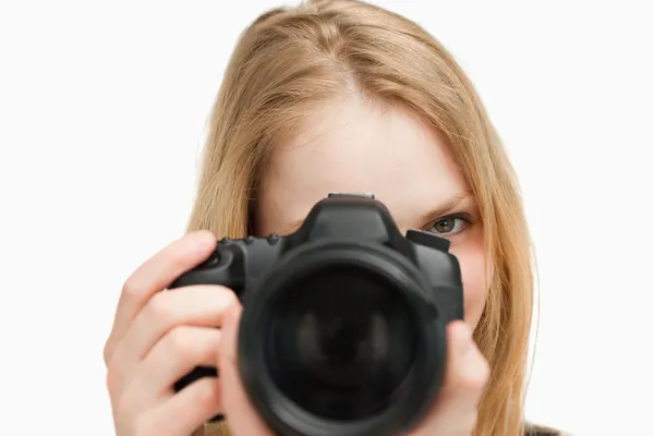 Young woman holding a camera — Stock Photo, Image