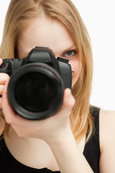 Fechar de uma mulher segurando uma câmera — Fotografia de Stock