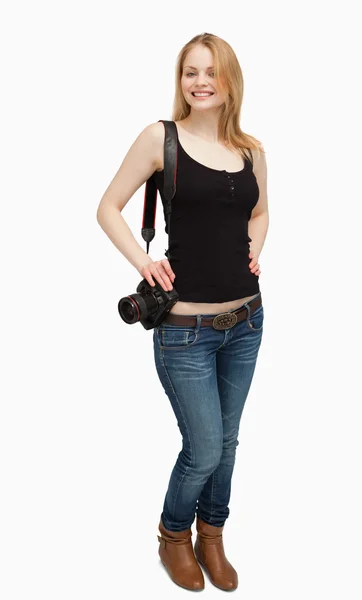 Χαρούμενα γυναίκα, κρατώντας μια φωτογραφική μηχανή — Φωτογραφία Αρχείου