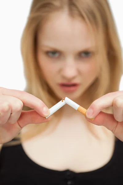 Jovem mulher quebrando um cigarro — Fotografia de Stock