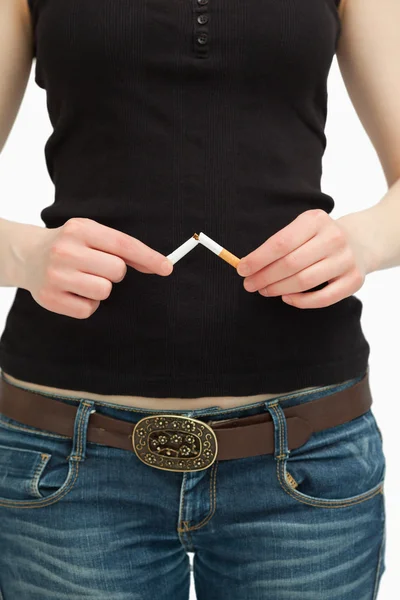 Woman breaking a cigarette with her hands — Stock Photo, Image