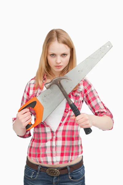 Frau mit Säge und Hammer — Stockfoto