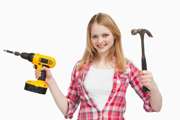 Sorrindo mulher segurando ferramentas — Fotografia de Stock