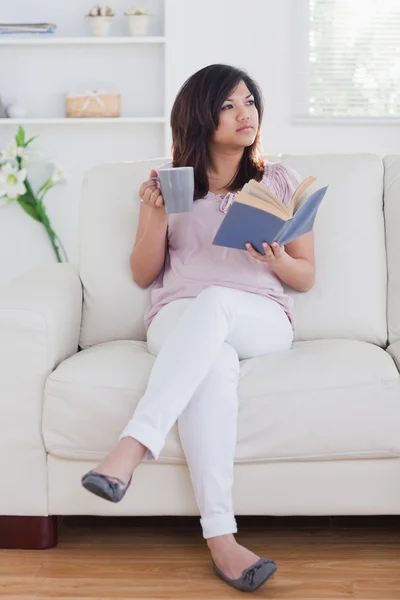 Vrouw drinken uit een beker — Stockfoto