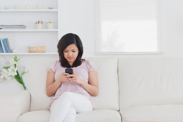 Mujer sosteniendo un teléfono —  Fotos de Stock