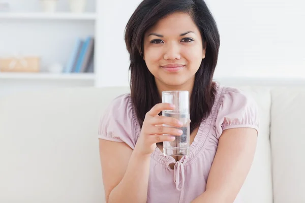 Frau hält ein Glas Wasser — Stockfoto