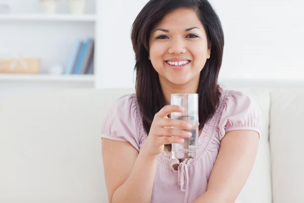 Mujer sosteniendo un vaso lleno de agua — Foto de Stock