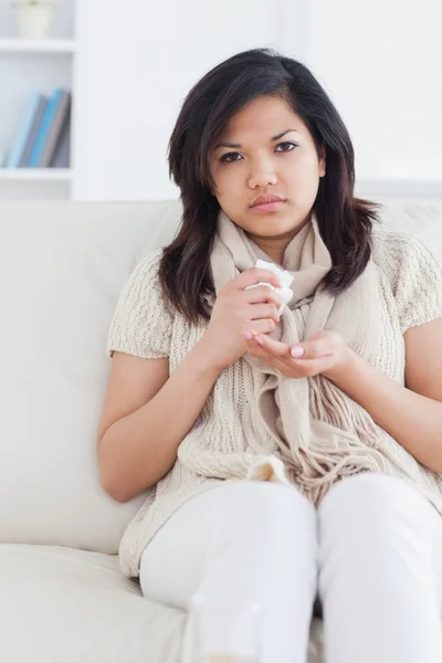 Zieke vrouw zittend op een bank — Stockfoto