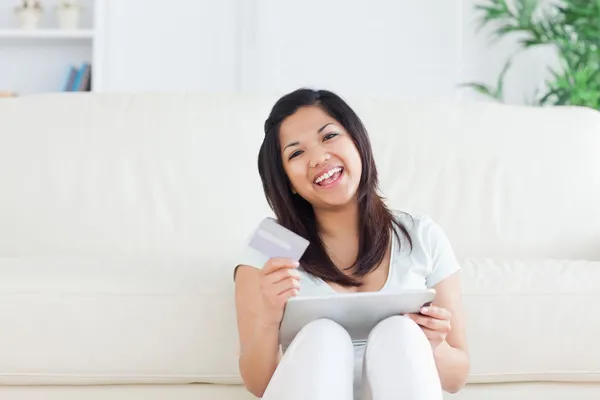 Vrouw lacht terwijl ze een kaart en een tactiele tablet houdt — Stockfoto