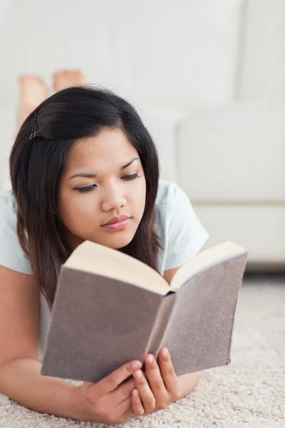 Vrouw ontspannen als ze op de vloer legt — Stockfoto