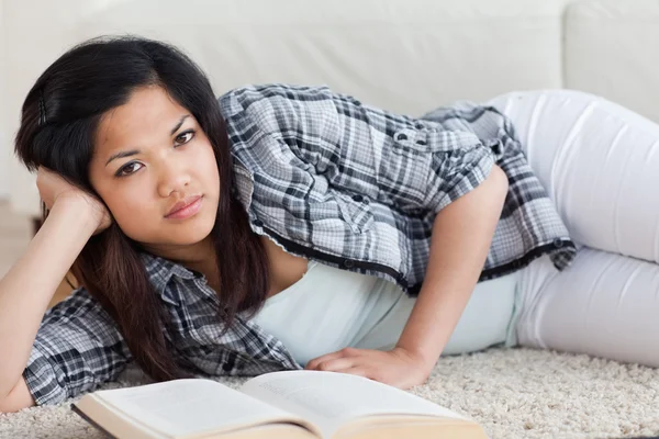 Vrouw op de grond houden van haar hoofd met haar hand — Stockfoto