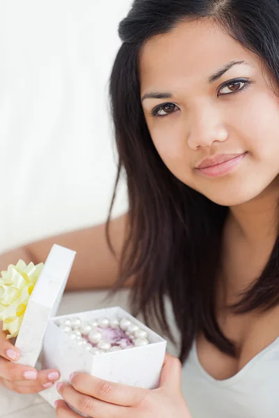 Close-up of a woman holding an open gift box — Stock Photo, Image