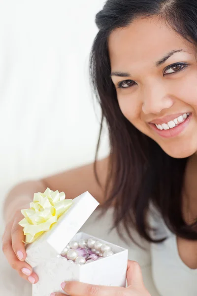 Primer plano de una mujer abriendo una caja de regalo — Foto de Stock