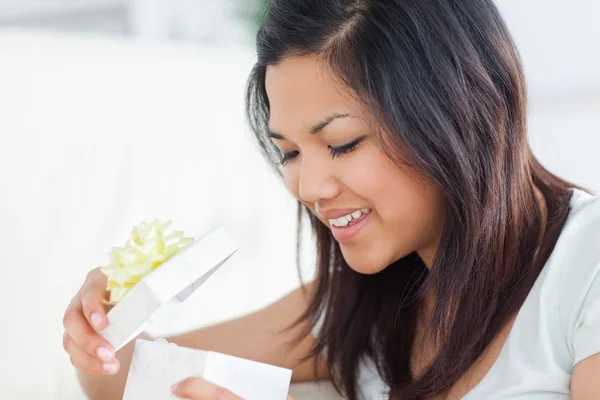 Nahaufnahme einer Frau, die in eine geöffnete Geschenkbox blickt — Stockfoto