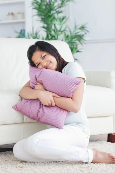 Vrouw met strakke een kussen — Stockfoto