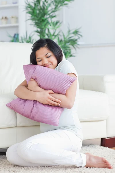 Mujer sosteniendo una almohada — Foto de Stock