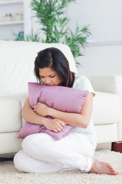 Smutná žena drží polštář — Stock fotografie