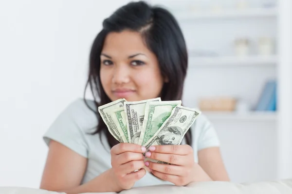 Mujer sosteniendo billetes de cuatro dólares — Foto de Stock