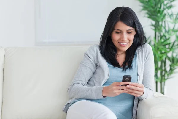 Frau schreibt am Telefon — Stockfoto