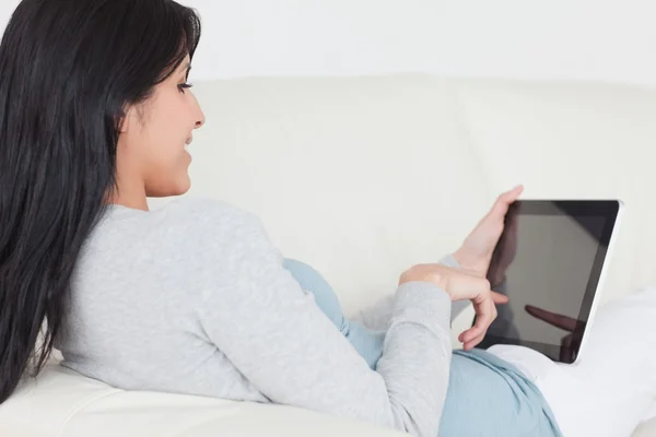 Vrouw glimlachen als ze een tactiele tafelscherm raakt — Stockfoto