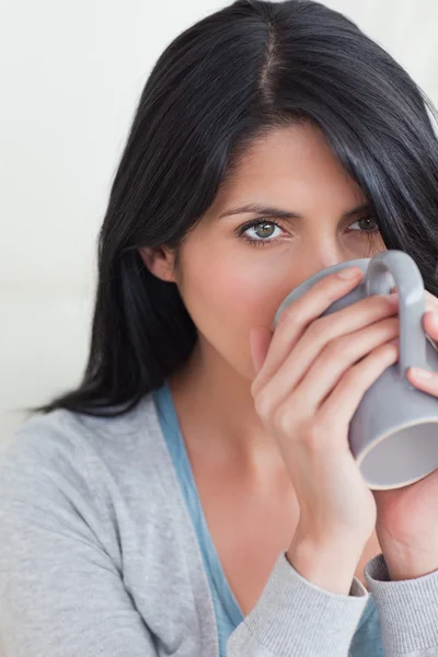 Close-up van een vrouw drinken uit een beker — Stockfoto