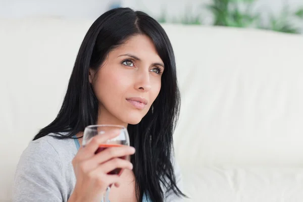 Mulher segurando um copo cheio de vinho — Fotografia de Stock