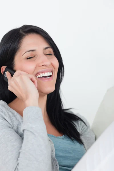 Γυναίκα γέλιο ενώ καλώντας στο τηλέφωνο — Φωτογραφία Αρχείου