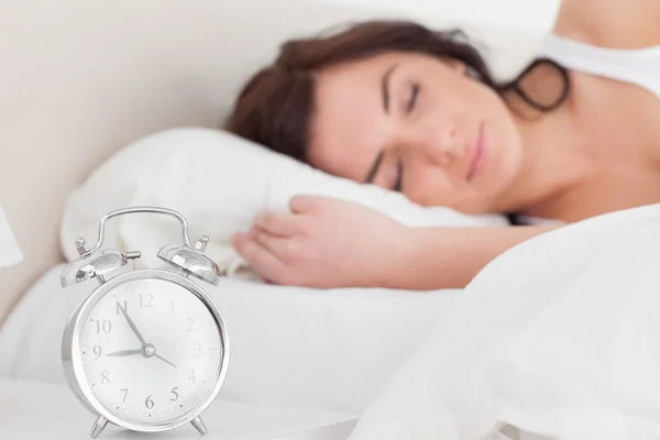 Brunett kvinna som sover på morgonen — Stockfoto