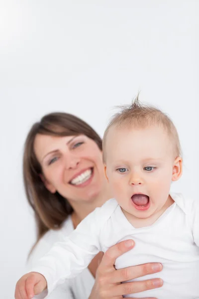 Mulher feliz brincando com seu bebê — Fotografia de Stock