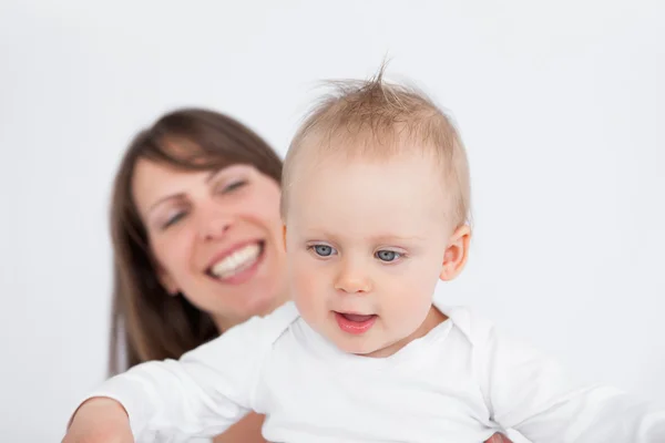 Glad mamma håller hennes söta barn — Stockfoto