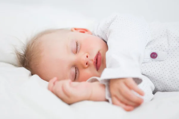 Bonito bebê dormindo enquanto estende os braços — Fotografia de Stock