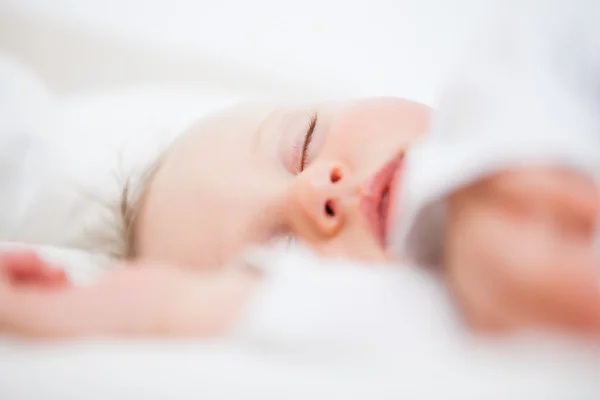 Baby in slaap vallen terwijl de uitbreiding van haar armen — Stockfoto