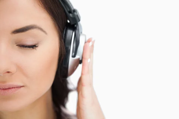Mujer los ojos cerrados disfrutando de la música — Foto de Stock