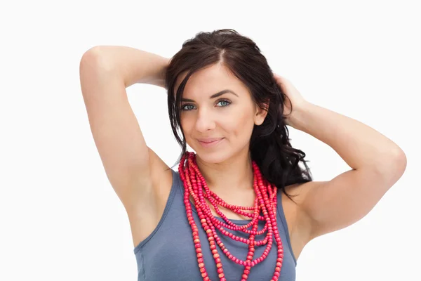 Brunette portant un collier de perles rouges — Photo